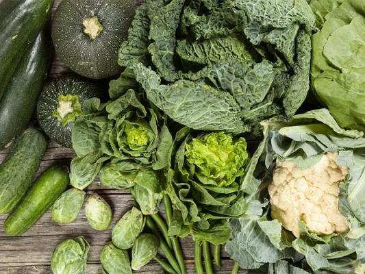 Dein Fitness-Smoothie sollte zu 3/4 aus grünem Gemüse bestehen, wie z. B. Salate und Kohl.