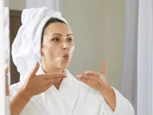 Eine Gesichtsmassage entspannt bei einem Spa at home Day total.