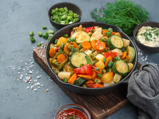 Clean-Eating-Abendessen: Kartoffel-Gemüse-Pfanne mit Kräuterdressing