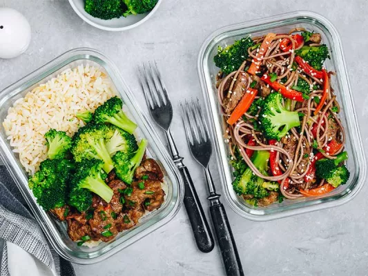 Was ist Meal Prep? Vorteile, Steps, Lebensmittel, Meap Preps fürs Büro, Rezepte, FAQ & Ernährungs-Benefits bei Fitness First.