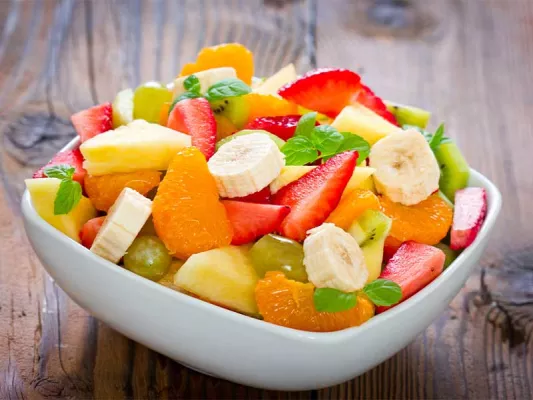 Damit dein Fitness-Smoothie auch schmeckt, muss frisches Obst (1/4 der Gesamtmenge) mit rein.