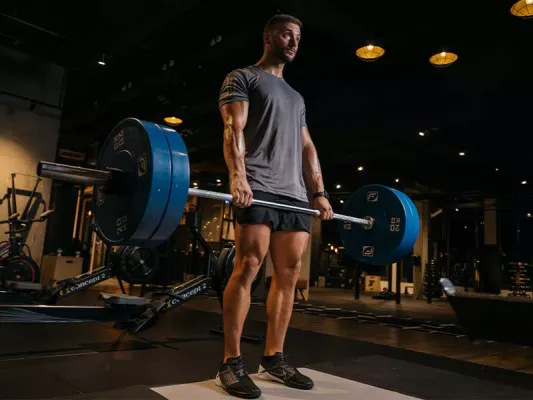 30 Minuten Krafttraining verbrennen ca. 200 kcal + 20 % Nachbrenneffekt = 240 kcal.