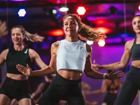 30 Minuten H.I.I.T verbrennen ca. 400 kcal + 20 % Nachbrenneffekt = 480 kcal.