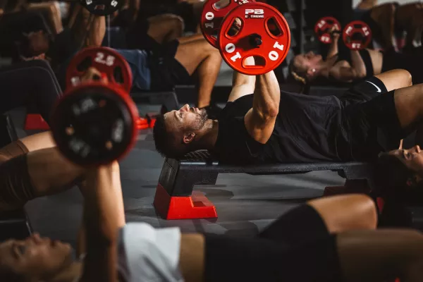 Bankdrücken ist wahrscheinlich die Freihantel-Übung, die du am häufigsten im Fitnessstudio siehst. Es trainiert vor allem deine Brust und Schultern