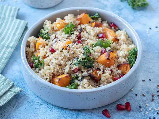 Clean-Eating-Mittagessen: Quinoa Salat mit roter Bete & Spinat