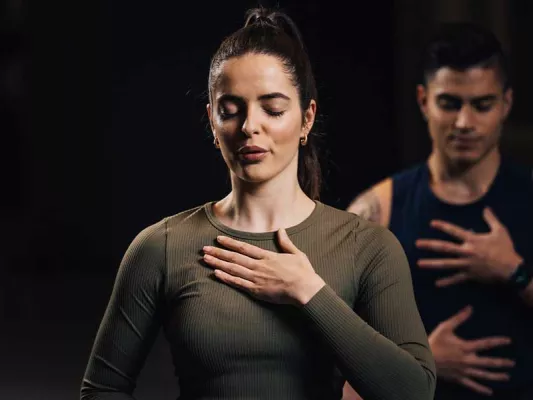 Regelmäßiges Meditieren und autogenes Training oder Achtsamkeits-Übungen helfen, geistig abzuschalten.