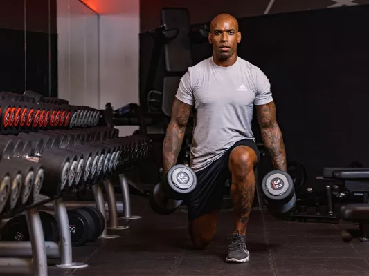 Ausfallschritte oder Lunges mit Gewichten sind eine der einfachsten Hantel-Übungen für Anfänger:innen.