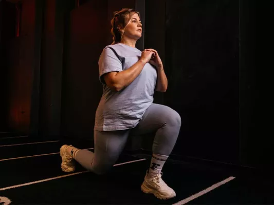 Lunges bei HILIT Als Cardio-Elemente kannst du bei HILIT auch "stoßfreie“ Übungen auswählen, wie Lunges.