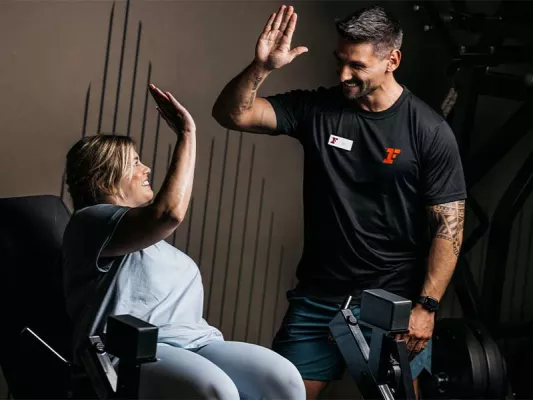 Ziele setzen, Trainingspläne aufstellen & einhalten, und dabei auch noch die Ernährung beachten. Ein:e Personal Trainer:in nimmt dir genau diese Dinge ab.