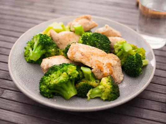 Vergleich mit tierischen Eiweiß-Lieferanten: Hühnchen Hühnchen bringt gegart mehr als doppelt so viel Eiweiß wie Hülsenfrüchte. Aber dafür kommen sie auch mit der doppelten Menge Kalorien.