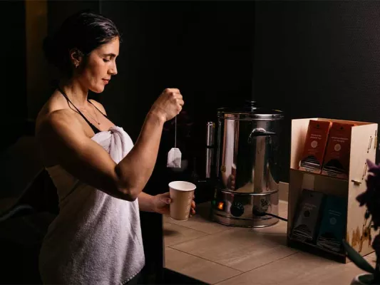 Ein Sauna-Besuch besteht in der Regel aus 3 Saunagängen. Dazwischen nimmst du dir Ruhepausen.