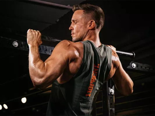 Wähle für dein Kraft-Workout Übungen, die möglichst große Muskelgruppen ansprechen, wie z. B. Klimmzüge.