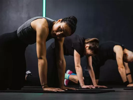 HILIT-Übung: Cat Cows Mach im Vierfüßlerstand abwechselnd einen Katzenbuckel und ein geführtes Hohlkreuz.