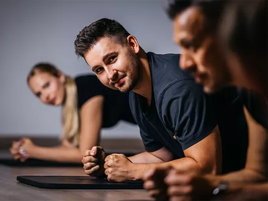 Im Unterarmstütz (Plank) stärkst du deinen Core.