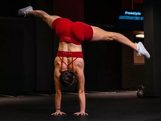 Warum Handstand-Training, Muskelbeanspruchung, Vorübungen, Handstand mit Bauch zur Wand, mit Rücken zur Wand, Freestyle-Handstand + FAQ.