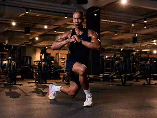 Als Cardio-Elemente kannst du bei HILIT auch "stoßfreie“ Übungen auswählen, wie Lunges.