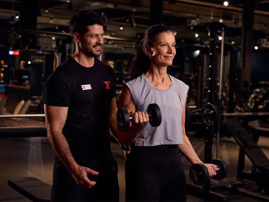 Im Fitness-Kurs profitierst du von der Energie und Dynamik der Gruppe. Hier bist du nicht alleine und arbeitest gemeinsam mit anderen an denselben Zielen